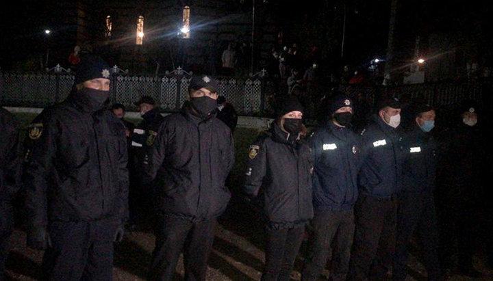Полиция охраняет храм после конфликта