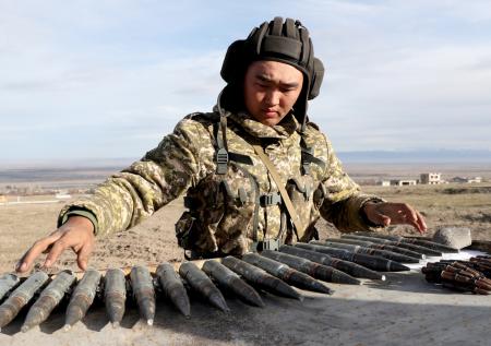 В Киргизии могут ввести военное положение