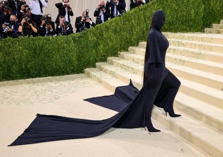 Меч, кольчуга и паук: в каких нарядах блистали звёзды на Met Gala 