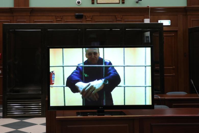 Алексей Навальный (на экране), отбывающий наказание в исправительной колонии