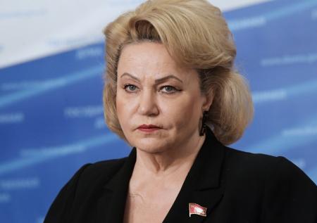 Нина Останина: «Разве может Борис Джонсон воспитать патриота?»