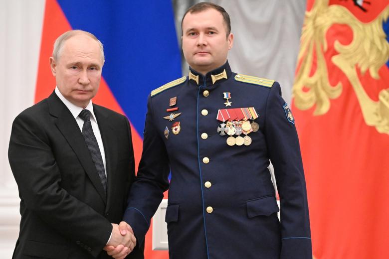 Президент РФ Владимир Путин и майор Иван Редкокашин (справа), награжденный званием Героя Российской Федерации