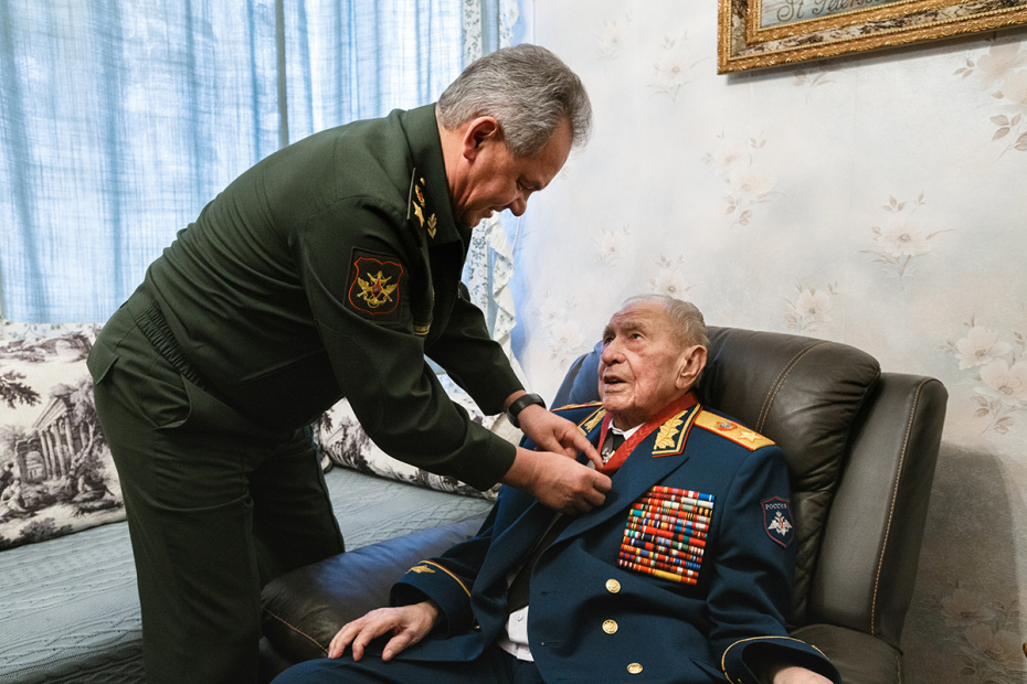 Сергей Шойгу вручает маршалу Дмитрию Язову орден «За заслуги перед Отечеством» III степени