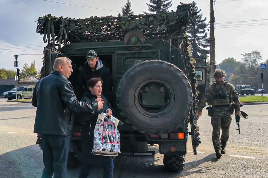 Эвакуация жителей в результате обстрела Луганска со стороны ВСУ