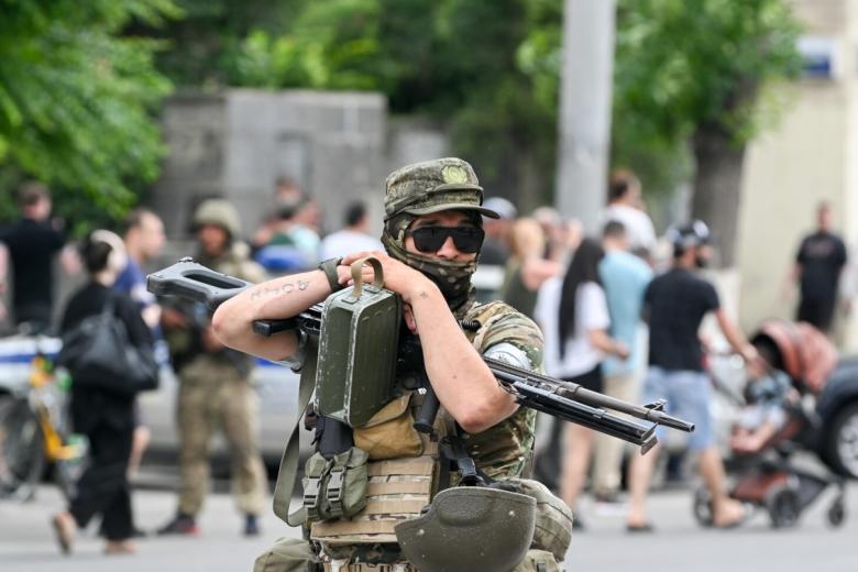 Ростов-на-Дону. Боец ЧВК «Вагнер» у здания штаба Южного военного округа
