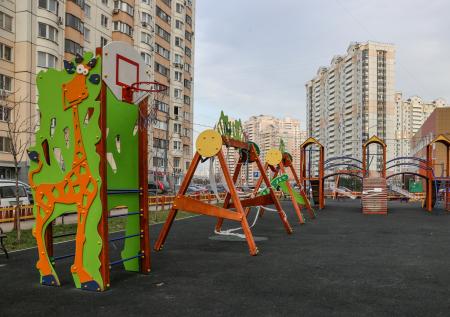 Новосибирский бомж-пенсионер поселился в шалаше на детской площадке