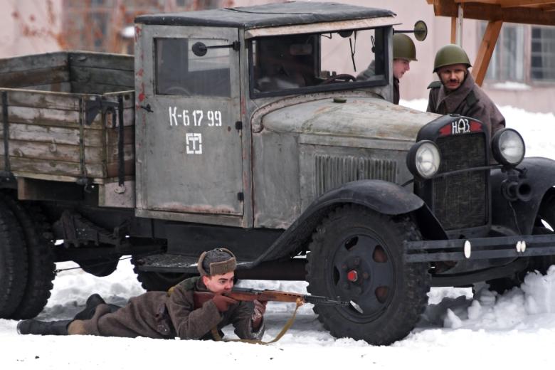 Участники военно-исторической реконструкции и автомобиль ГАЗ-АА