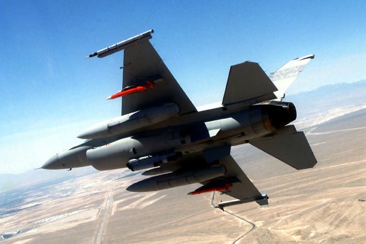 F-16 с двумя ADM-160A (красные)