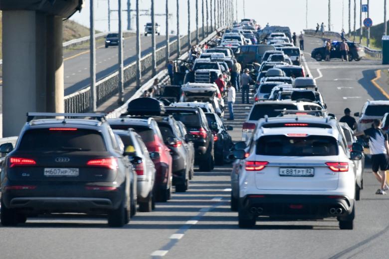 Очередь из автомобилей в сторону Крымского моста