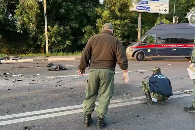 Сотрудники СК РФ в Одинцовском городском округе в районе поселка Большие Вяземы проводят следственные действия на месте подрыва автомобиля Toyota Land Cruiser, в котором находилась журналист и политолог Дарья Платонова