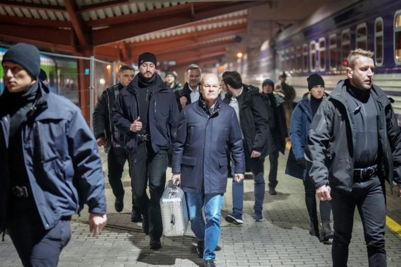 Олаф Шольц (в центре) прибыл в Киев