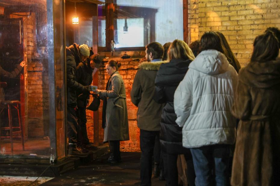 Очередь в ночной клуб «Мутабор». 21 декабря в клубе прошла вечеринка, куда участники, следуя дресс-коду, пришли в полуобнаженном виде