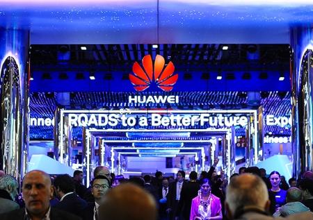 Huawei Nova 4 с дырявым экраном засветился на фото