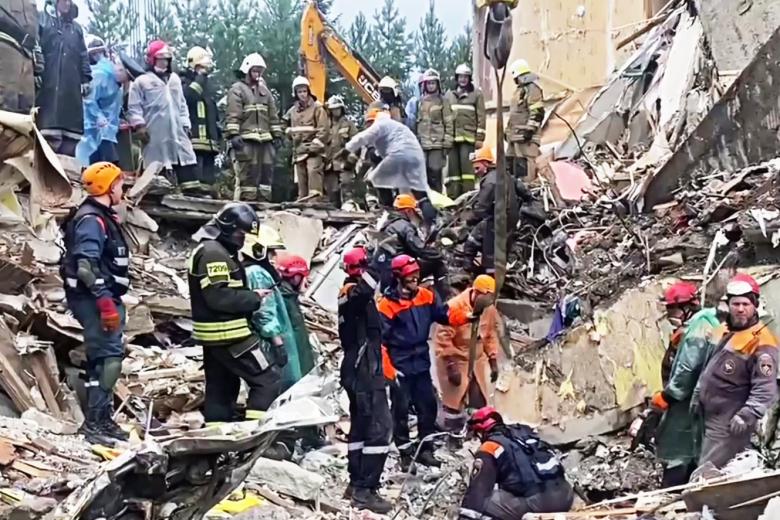 Сотрудники МЧС разбирают завалы на месте взрыва газа в жилом пятиэтажном доме на улице Сибирской в Нижнем Тагиле