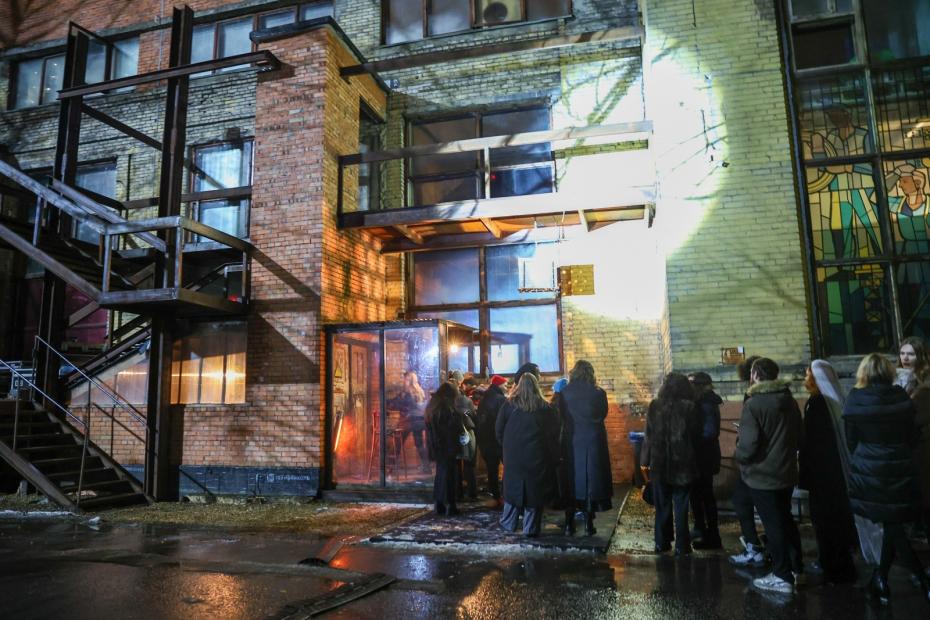 Очередь в ночной клуб «Мутабор». 21 декабря в клубе прошла вечеринка, куда участники, следуя дресс-коду, пришли в полуобнаженном виде