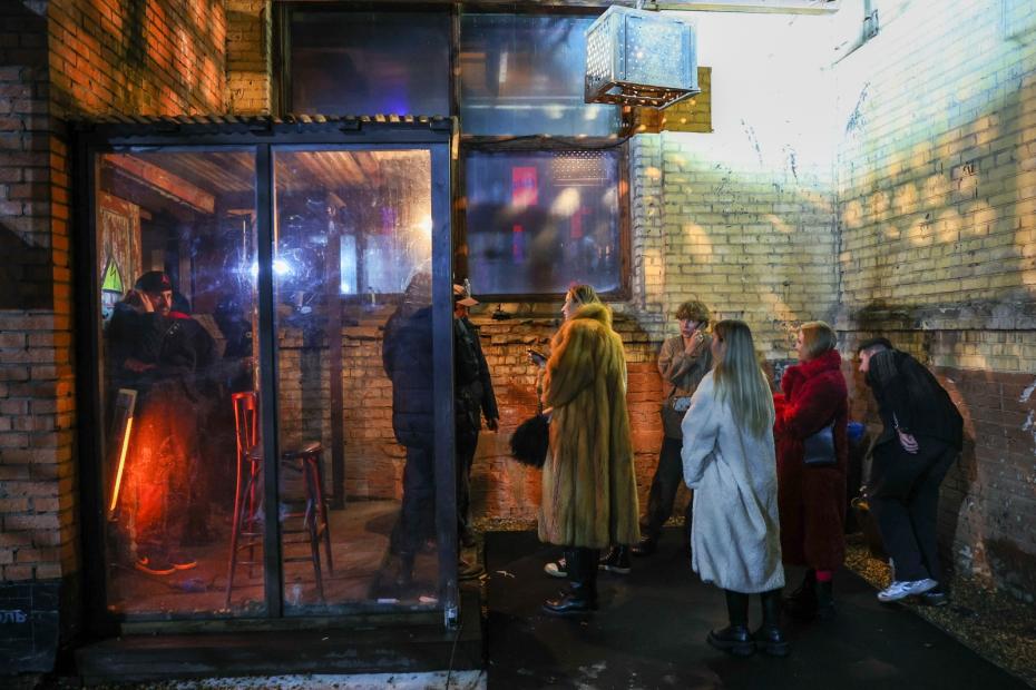 Очередь в ночной клуб «Мутабор». 21 декабря в клубе прошла вечеринка, куда участники, следуя дресс-коду, пришли в полуобнаженном виде