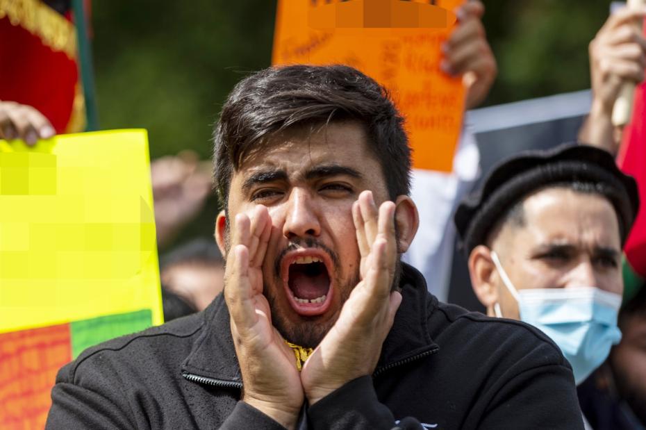 Беженцы во время протеста на Парламентской площади в Лондоне
