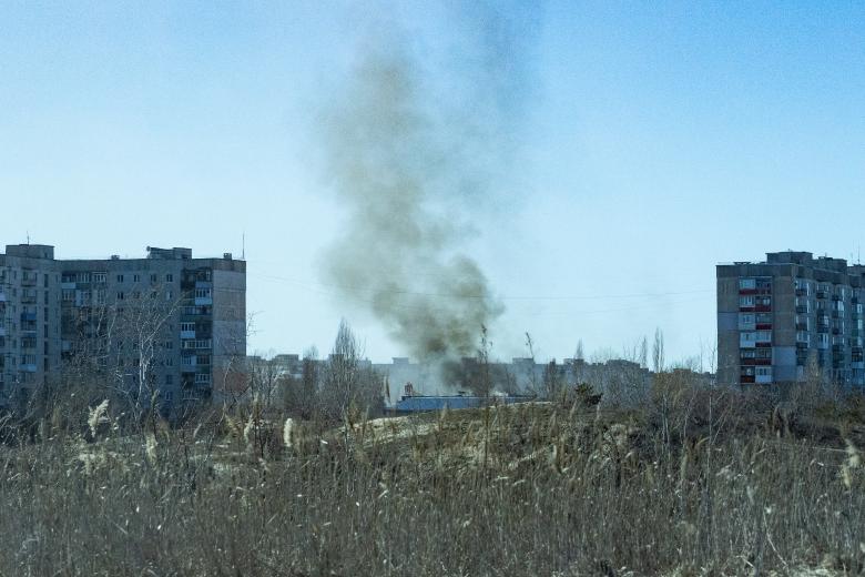 Украина. Луганская область. Рубежное. Дым после обстрела города