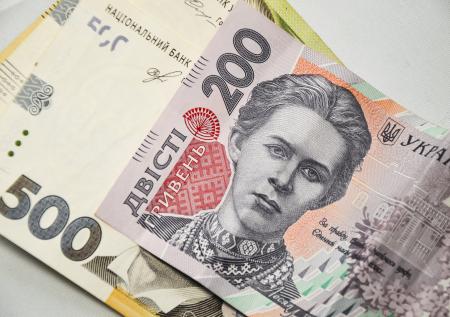 Стало известно, где можно обменять наличные гривны на рубли