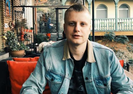 Комик Слава Комиссаренко заявил, что уехал из России
