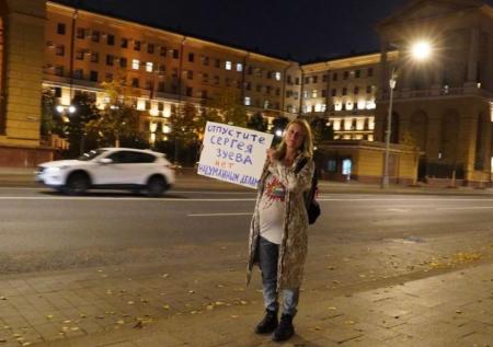Дочь ректора «Шанинки» вышла на пикет на девятом месяце беременности