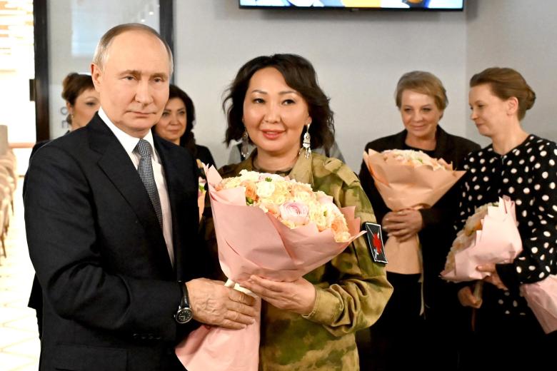 Владимир Путин с ветераном боевых действий Зоей Степановой