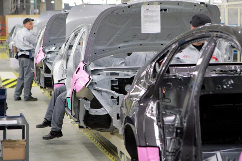 Сотрудники в сборочном цехе Nissan