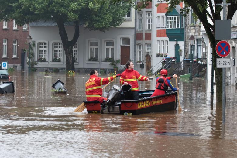Лодка Германской ассоциации спасателей (DLRG) плывёт по улицам города Ахен, в регионе Северный Рейн - Вестфалия
