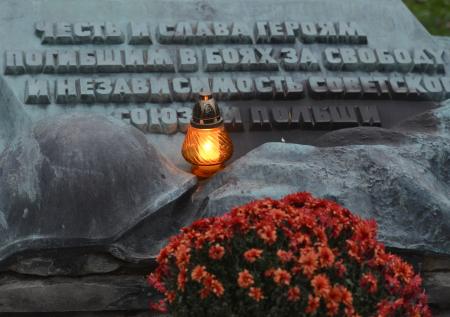 В польских городах снесли сразу четыре памятника красноармейцам