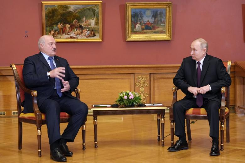 Президент РФ Владимир Путин и президент Белоруссии Александр Лукашенко  во время встречи в рамках неформального саммита глав государств -- участников СНГ в Русском музее
