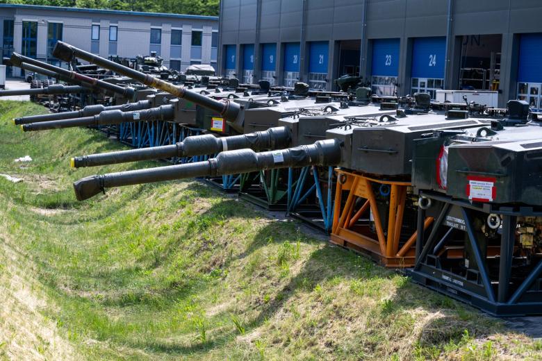 Башни основного боевого танка Leopard 2A4 стоят на территории завода Rheinmetall