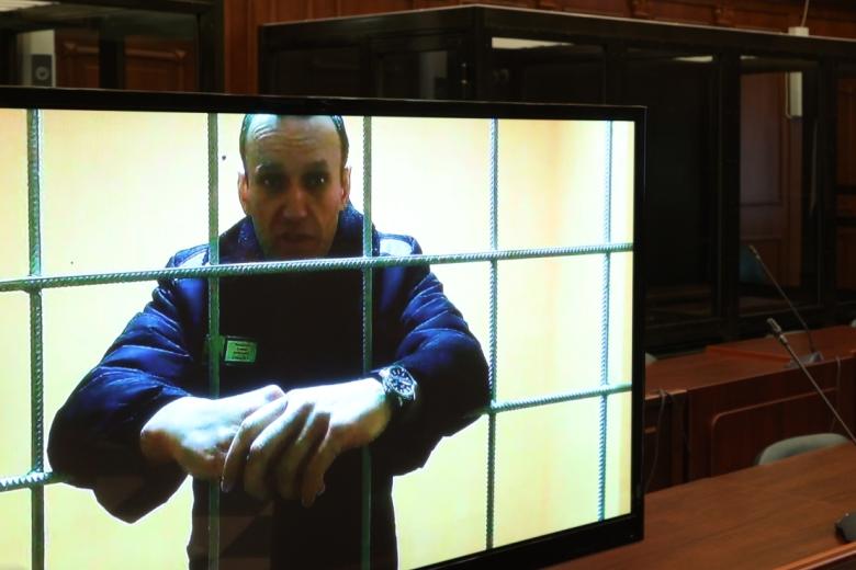 Алексей Навальный (на экране), отбывающий наказание в исправительной колонии