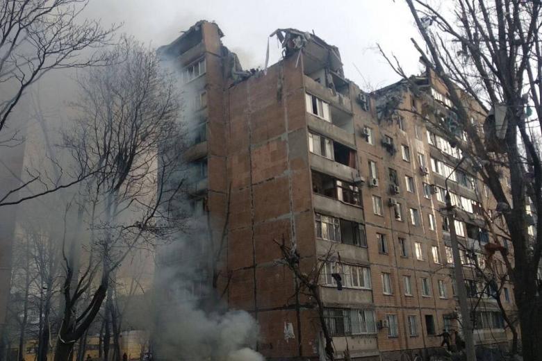 В спальном районе Донецка прямым попаданием артснаряда частично разрушено два этажа многоэтажки