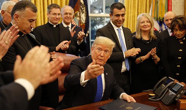 Дональд Трамп (в центре)