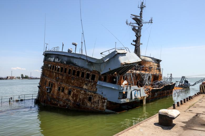 . Затопленное судно «Донбасс» ВМФ Украины на территории морского торгового порта