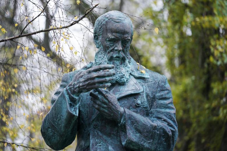 Россия. Калининград. Памятник писателю Ф. М. Достоевскому скульптора Андрея Следкова