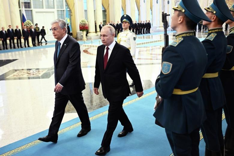 Президент РФ Владимир Путин и президент Республики Казахстан Касым-Жомарт Токаев (слева)
