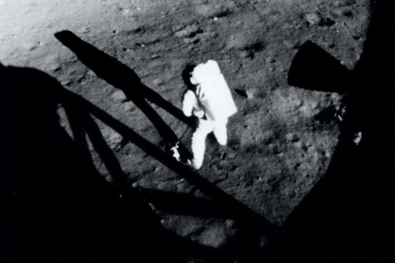 Отбор проб лунного грунта: командир Apollo 11 Нил Армстронг собирает образцы лунного грунта вскоре после того, как он сделал свой исторический первый шаг на поверхность Луны, 20 июля 1969 года