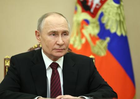 «Надежное звено»: Путин поздравил работников МЧС с праздником