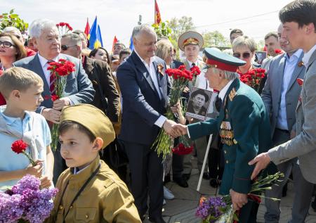 Экс-президента Молдавии Додона оштрафовали за георгиевскую ленту 9 мая