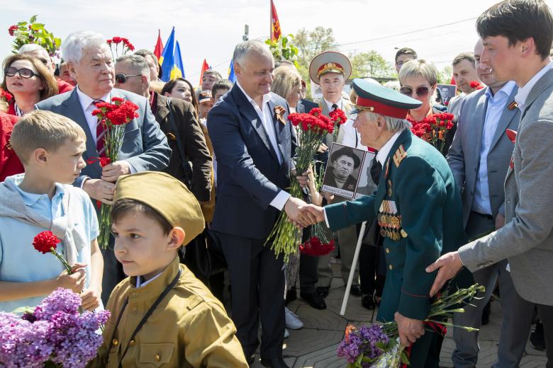 Бывший президент Молдавии Игорь Додон (в центре) поздравляет ветерана с Днём Победы на территории мемориального комплекса воинской славы «Вечность» в Кишинёве