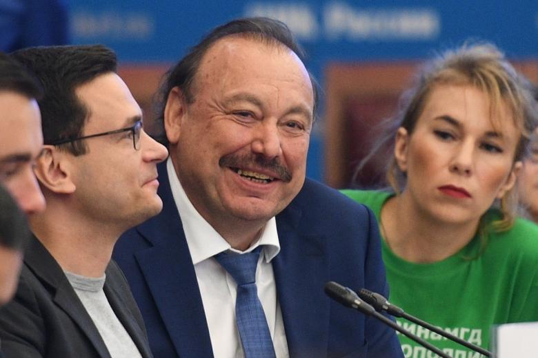 Геннадий Гудков (в центре)
