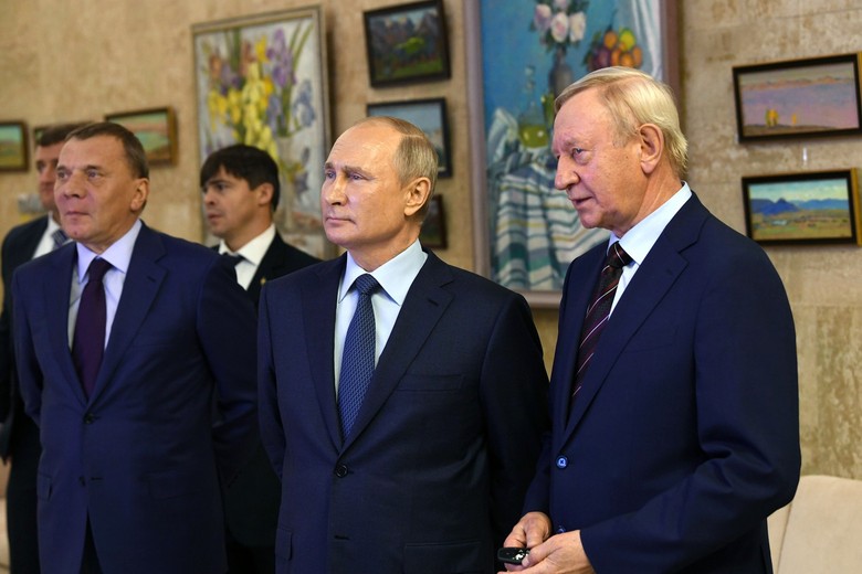 Владимир Путин (в центре) во время посещения Российского федерального ядерного центра