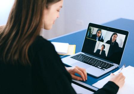 Американцы столкнулись с масштабным сбоем в работе Zoom и сервисов Google