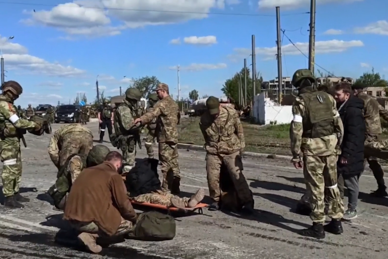 Украинские военные сдались в плен с территории завода «Азовсталь» в Мариуполе