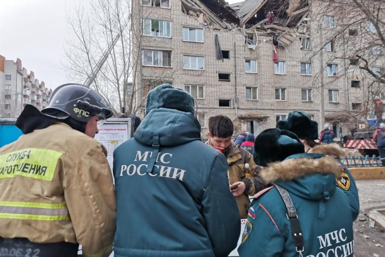 Штаб службы МЧС РФ у жилого дома, пострадавшего в результате взрыва бытового газа, в поселке Антипиха под Читой