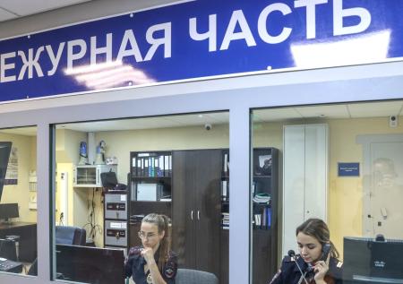 Девушки справили нужду на улице и напали на пенсионерку из-за замечания