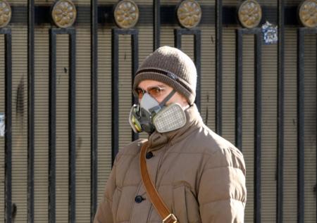 Безработным петербуржцам выдадут противогазы
