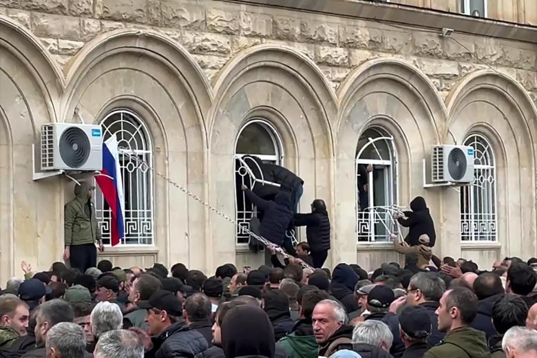 Обстановка у парламента Абхазии в Сухум