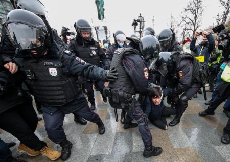 Прокуратура проверит инцидент с женщиной на акции в Петербурге